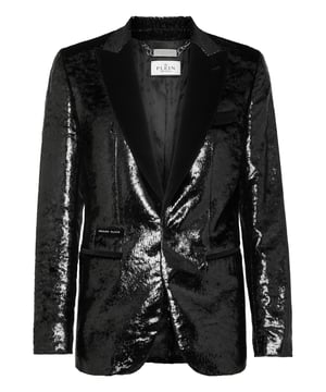 Añada un poco de glamour a su vestuario. Eche un vistazo a este blazer de noche de terciopelo con detalles que lo hacen destacar.   Terciopelo de lúrex   Solapa de pico de satén   Botón único forrado en satén con Logo bordado   Dos bolsillos con aberturas acabados en ribete de satén   Una sola abertura   Forro interior