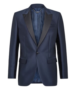 Los eventos especiales necesitan un toque de originalidad, como esta chaqueta de noche con un solo botón. Está confeccionada en satén de viscosa y acetato, presenta el emblemático blasón bordado en la espalda. Solapas de los bolsillos y la solapa de pico en satén. Botones forrados de satén con el emblema metálico de la firma. Dos aberturas en la parte posterior. Forro interior.