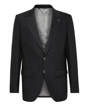 Deportiva y clásica, esta chaqueta de lana elástica es un indispensable en cualquier armario. Este modelo de dos botones presenta una solapa de pico y un bolsillo en el pecho con el blasón de la firma bordado. Dos bolsillos con solapa. Botones de metal con detalles esmaltados, también presentes en el broche de la solapa. Dos aberturas en la parte posterior. Forro interior. Corte: Slim.