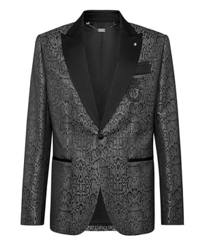 Dieser auffällige Blazer definiert mit seinem kühnen Design und seinen luxuriösen Details die Eleganz des Abends neu und eignet sich perfekt, um bei formellen Veranstaltungen oder exklusiven Zusammenkünften ein Statement abzugeben. Seine sorgfältige Handwerkskunst sorgt für ein anspruchsvolles Finish.   Aufwendig gemusterter Stoff für einen unverwechselbaren und opulenten Look.   Satinschalrevers unterstreicht die raffinierte Silhouette des Blazers.   Ein-Knopf-Verschluss fügt einen Hauch von zeitloser Raffinesse hinzu.   Funktionelle Paspeltaschen bieten Praktikabilität, ohne den Stil zu beeinträchtigen.   Ideal zum Kombinieren mit maßgeschneiderten Hosen und eleganten Lederschuhen für ein auffälliges Ensemble.