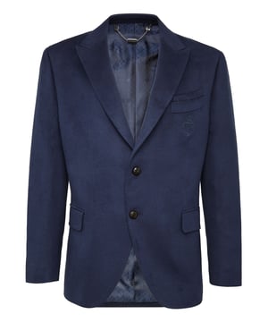 Preciosa y clásica, esta chaqueta de dos botones con solapa de pico está confeccionada en seda pura. El bolsillo doble del pecho está adornado con el emblema de la firma bordado. Dos bolsillos con solapa. Botones de cuerno con logotipo. Dos aberturas en la parte posterior. Forro interior. Corte: Tailored.