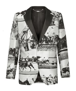 Los eventos especiales necesitan un toque de originalidad, como esta chaqueta de noche con un solo botón. Está confeccionada en mezcla de algodón y adornada con temas de equitación en jacquard. Solapa de pico y remates en los bolsillos de solapa en satén. Botones metálicos con el emblema de la firma. Dos aberturas en la parte posterior. Forro interior.