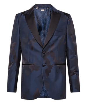 Besondere Events sollten immer mit ein wenig Originalität gefeiert werden und dieses Abendsakko besticht durch alle Merkmale, die Sie dafür brauchen. Das aus einem Wollgemisch gefertigte Modell zeichnet sich durch sein Camouflage-Motiv aus Jacquard und Seidensatin-Details aus. Spitzes Revers und zwei Knöpfe. Zwei Eingrifftaschen und zwei Brusttaschen. Rückseite mit Schlitz in der Mitte. Das Modell ist mit Innenfutter versehen. Passform: Regulär.