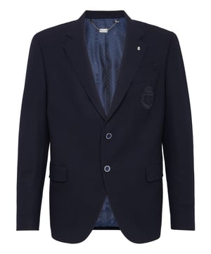 Informal y clásica, esta chaqueta de crepé de lana elástica es un indispensable en cualquier armario. Esta versión de dos botones con solapa de muesca estándar presenta todos los elementos tradicionales, como el bolsillo del pecho con el blasón de la firma bordado. Dos bolsillos con solapa. Botones de metal con detalle esmaltado. Dos aberturas en la parte posterior. Forro interior.