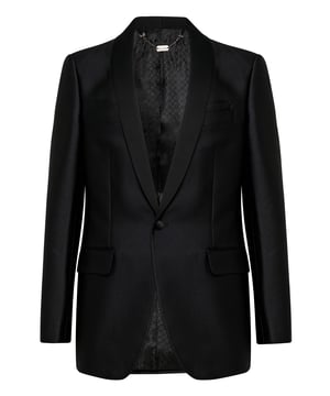 Los eventos especiales necesitan un toque de originalidad, como esta chaqueta de noche con un solo botón. Está confeccionada en satén de viscosa y acetato, presenta la emblemática cabeza de león bordada en la espalda. Solapa redondeada y remates en los bolsillos de solapa en satén. Un único botón forrado en satén. Forro interior.