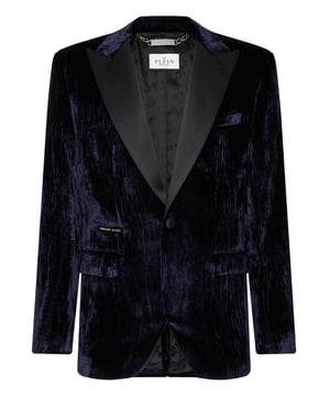 ¿Quiere un look glamuroso? Entonces le proponemos este blazer de noche de terciopelo aplastado con un solo botón. Descubra los detalles del cuidado.   Terciopelo de seda/rayón aplastado   Solapa de pico forrada de raso de alto brillo   Botones forrados de raso de alto brillo   Dos bolsillos con solapa   Una única abertura de ventilación   Jacquard de la marca tejido en el forro de satén