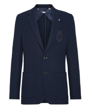 Son los detalles los que definen la elegancia. Eche un vistazo a este blazer de dos botones de jersey de algodón tejido.  Tejido de punto de algodón  Escudo bordado en el bolsillo del pecho  Tres bolsillos de parche  Doble ventilación  Medio forro