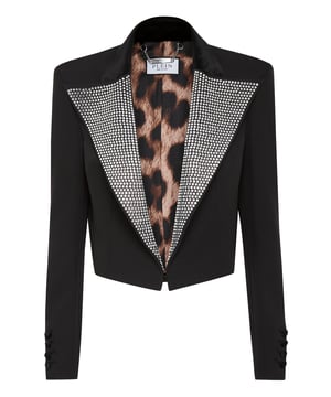 con cristales  Este bolero adornado con cristales, una espectacular fusión de sastrería y glamour, añade una atrevida sofisticación a los trajes de noche o a las capas más elevadas. Combínalo con pantalones elegantes, faldas de cintura alta o vestidos fluidos para conseguir un look impactante.   La lujosa mezcla de viscosa garantiza una estructura refinada y un acabado suave.   Las solapas con detalles de cristal ofrecen un llamativo brillo que atrae la luz   Corte recortado afilado que esculpe la silueta con elegancia   Capa de declaración perfecta para estilismos de noche o formales   El detalle del forro de leopardo añade un encanto inesperado y un atrevido contraste