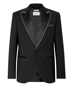 Verleihen Sie Ihrer Garderobe einen neuen Glanz. Schauen Sie sich diesen Abendblazer aus Wolle an, dessen Details ihn aus der Masse hervorstechen lassen.   Leichte Wolle   Satin-Spitzenrevers mit Strassperlenbesatz   Mit Satin gefütterter einzelner Knopf mit gesticktem Logo   Zwei Schlitztaschen mit Satinbesatz   Einfacher Schlitz   Innenfutter
