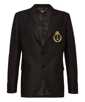 Esta chaqueta cuadrada de tela de tejida con hilo teñido de dos botones se inspira ligeramente en los uniformes deportivos del siglo pasado. Presenta el blasón de la firma en versión «navy» bordado en el bolsillo del pecho. Presenta botones de nácar. Dos bolsillos con solapa. Dos aberturas en la parte posterior. Interior parcialmente forrado. Corte: Regular.