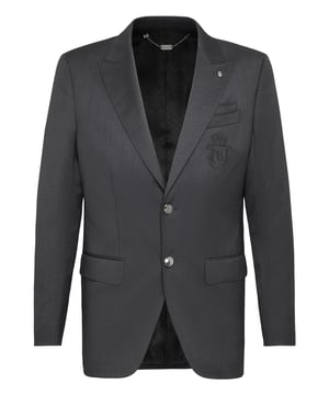 Preciosa y clásica, esta chaqueta de dos botones con solapa de pico está confeccionada en lana ligera. El bolsillo doble del pecho está adornado con el emblema de la firma bordado. Dos bolsillos con solapa. Botones de metal con logotipo. Dos aberturas en la parte posterior. Forro interior. Corte: Tailored.