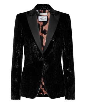 Este blazer entallado es una prenda impactante que aporta un toque de dramatismo al vestuario de sastrería, perfecto sobre un body de seda o con unos pantalones de cuero para un look elegante y glamuroso.   El acabado de lentejuelas por toda la prenda crea una textura atrevida que atrae la luz.   Corte entallado que esculpe una silueta femenina   Las solapas de satén añaden un refinado toque de contraste   El forro con estampado de leopardo aporta un inesperado toque de actitud   Ideal para declaraciones nocturnas o lujosas capas para eventos