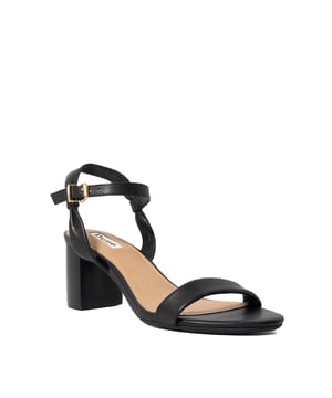 Jaliz is a simple yet stylish sandal for weekend lunches, weddings and more. Featuring an open-toe silhouette and adjustable ankle strap, it's a versatile choice for any occasion. Designed in a wide fit for a comfortable feel and set on a solid block heel, it's a warm-weather style that works with everything from jeans to satin dresses.
