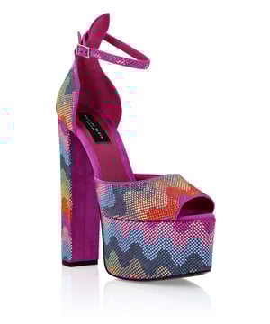 Verfraaid  Maak je zomer uniek met deze plateausandalen met open teen... Bekijk de details.   Multicolor suède met juwelen   Gesp enkelbandje   12 cm gevoerde hoge blokhakken en 4 cm plateau   Jewel Skull op leren zool   Gevoerde binnenkant en voetbed