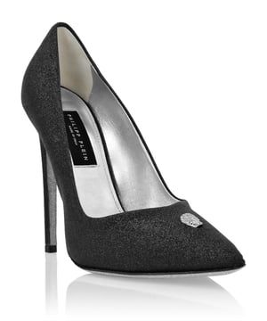 Zeigen Sie Ihre mutige und modische Seite mit diesen Glitzerpumps. Sehen Sie sich die Details an.   Obermaterial aus Glitzerleder   Juwelen-Totenkopf auf der Zehenkappe   Sohle aus echtem Leder   Innenfutter, farblich abgestimmtes Fußbett   12 cm gefütterter Absatz
