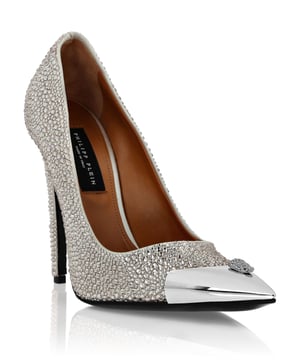 mit Schmucksteinen  Zeigen Sie sich von Ihrer mutigen und modischen Seite mit diesen Satin-Pumps. Schau dir die Details an.   Obermaterial aus Satin mit Juwelen   Juwelen-Totenkopf auf der Zehenkappe   Sohle aus echtem Leder   Innenfutter, Fußbett aus Leder   12 cm gefütterter Absatz