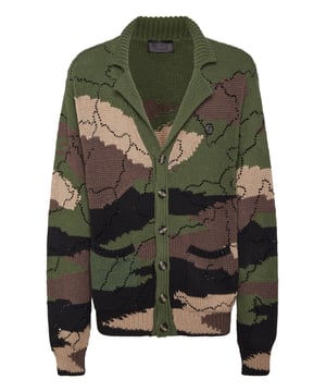 con cristales  La innovación y la creatividad son las raíces del estilo de Plein. Descubra las características de este cárdigan de punto de lana suave.   Lana de cordero de punto de galga 5/8 con estampado de camuflaje tejido en jacquard.   El cárdigan está enriquecido con aplicaciones de cristal   Cuello con solapas y botones de cuerno   El parche de cuero saffiano PP Hexagon está cosido en el pecho izquierdo   Dos bolsillos de parche   Punto elástico, dobladillos de corte crudo