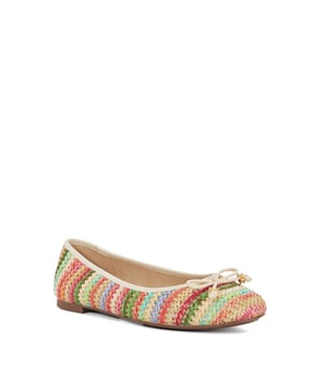 Classic ballet flats like our wide-fit Hallo style are a Dune London signature. This round-toed silhouette culminates in a chic quilted footbed and bow detailing that is enhanced with or bespoke branding charm. Finished with a toe top, this versatile style pairs perfectly with everything in your everyday wardrobe.
