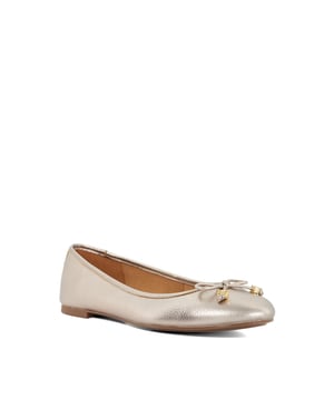 Our own take on a signature style our Hallo ballet flats boast a feminine bow that's enhanced with our bespoke charm detailing. Designed with a quilted comfort sole for comfort with every step, this round-toed silhouette pairs perfectly with everything from denim to dresses alike.