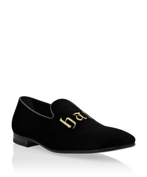 Fluwelen loafers met "hate/love" geborduurd op de vamp. Zomen afgewerkt met grosgrain biesjes. Zool van echt leer. Leren binnenvoering.