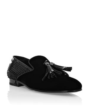 Tachuelas  Los mocasines de noche son la prenda imprescindible para su elegancia. Descubre la versión revisitada del slip-on de Plein. Compruebe cómo los detalles marcan la diferencia.   Parte superior de terciopelo y charol con detalles de tachuelas.   Borlas de charol   Acabado con ribete de grosgrain   Lengüeta del talón de charol con letras metálicas   Tachuela Skull&Bones en el lateral del talón   Suela de cuero auténtico   Logotipo estampado en caliente en la suela exterior   Forro de napa   Plantilla de satén acolchado con rombos