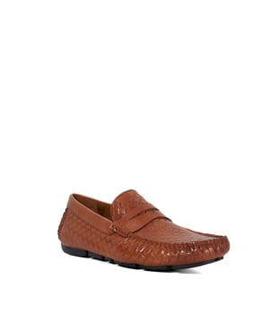 This luxurious stamp weave driver has been expertly crafted with leather lining and a leather sock for the ultimate in wearability and durability. Combining a sophisticated loafer inspired design with the casual look of a driver, Bradlay rests on a lightweight and flexible rubber outsole.
