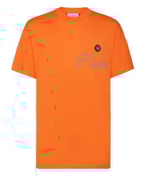 Add a dash of uniqueness to your outfits with this exclusive cotton T-shirt. Look at the details.   Cotton jersey   Pattern printed at front and back   Logoed patch   Rib knit neckline   Two needle stitching