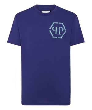 Voeg een vleugje uniciteit toe aan je outfits met dit exclusieve katoenen T-shirt. Bekijk de details.   Katoenen jersey   Patroonprint op linkerborst   Opgenaaide patch met logo op het juk   Ribgebreide hals   Tweenaaldsstiksels