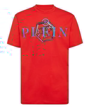 Mire cómo se transforma esta camiseta de jersey de algodón con cuello redondo. La prenda presenta el icónico estampado del logotipo con las letras de la marca. Un parche de cuero saffiano con el Hexágono PP está cosido en el canesú. Dobladillos de pespunte doble.