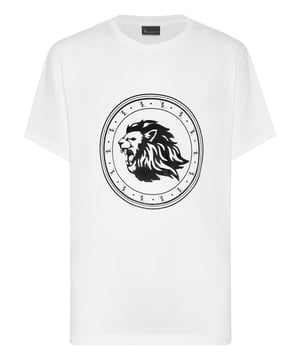 Wir bieten Ihnen Originalität und Stil auch bei einem einfachen T-Shirt. Diese Version aus Baumwolljersey weist einzigartige und unverwechselbare Elemente auf.   Mako-Baumwolljersey Der kultige Löwen- und Monogrammdruck auf der Vorderseite -Rippenstrick am Halsausschnitt in Kontrastfarbe   Zwei-Nadel-Nähte  Wir bieten Ihnen Originalität und Stil auch auf einem einfarbigen T-Shirt.