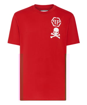 Añada un toque de singularidad a sus conjuntos con esta exclusiva camiseta de algodón. Fíjese en los detalles.   Jersey de algodón   El icónico logotipo de la marca y el símbolo Skull&Bones en relieve en el pecho izquierdo   Hexágono PP en un parche de cuero saffiano cosido en el canesú   Escote de punto elástico   Costura de pespunte doble