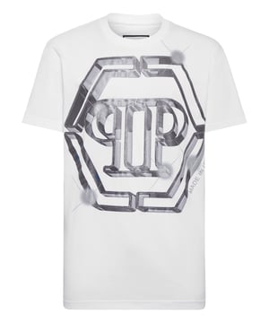 Añada un toque de singularidad a sus conjuntos con esta exclusiva camiseta de algodón. Fíjese en los detalles.   Jersey de algodón   El icónico logotipo estampado en lámina en la parte delantera   Hexágono PP en un parche de cuero saffiano cosido en el canesú   Escote de punto elástico   Costura de pespunte doble