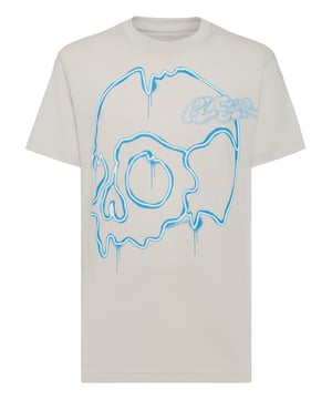 Añada una pizca de singularidad a sus conjuntos con esta exclusiva camiseta de algodón. Fíjese en los detalles.    Jersey de algodón    Estampado de calavera chorreante en la parte delantera    Hexágono de PP sobre un parche de cuero saffiano cosido en el canesú    Escote de punto elástico    Costura a dos agujas