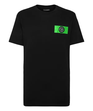 Plein Sport te da la oportunidad de destacar también mientras entrenas duro. Echa un vistazo a esta nueva camiseta con los elementos icónicos de la Marca.   Máxima comodidad gracias a la flexibilidad natural del punto de algodón   Parche del Tigre engomado cosido sobre un marco de cinta de color en contraste en el pecho izquierdo   Escote de punto elástico   Dobladillos cosidos a dos agujas.
