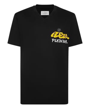 Voeg een vleugje uniciteit toe aan je outfits met dit exclusieve katoenen T-shirt met V-hals. Bekijk de details.   Katoenen jersey   Bombing Graffiti Lettering opdruk op linkerborst   PP Hexagon op saffiaanleren patch is genaaid op linkerborst   Ribgebreide V-hals   Stiksels met twee naalden