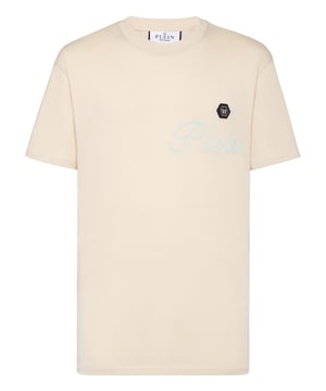Verleihen Sie Ihren Outfits einen Hauch von Einzigartigkeit mit diesem exklusiven Baumwoll-T-Shirt. Schau dir die Details an.   Baumwolljersey   Aufgedrucktes Muster auf Vorder- und Rückseite   Logoaufnäher   Rippenstrick-Ausschnitt   Zwei-Nadel-Nähte