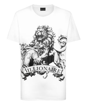 Billionaire añade un toque de estilo a su tiempo de ocio. Esta camiseta de jersey es el ejemplo perfecto.  Jersey de algodón  El icónico León estampado en la parte delantera  Escudo metálico cosido en el canesú  Escote de punto elástico  Costura a dos agujas