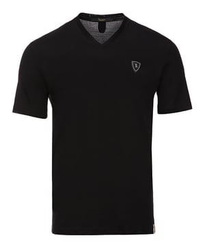 Mercerized cotton jersey V-neck t-shirt. Leather crest patched at left chest. Embroidered hang loop at the back yoke. Two side slits.