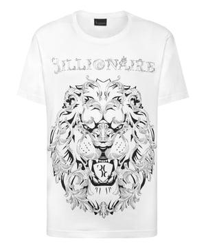 Billionaire añade un toque de estilo a su tiempo de ocio. Esta camiseta de jersey es el ejemplo perfecto.  Jersey de algodón  El icónico León estampado en la parte delantera  Escudo metálico cosido en el canesú  Escote de punto elástico  Costura a dos agujas