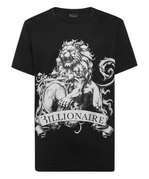 Billionaire voegt een vleugje stijl toe aan je vrije tijd. Dit T-shirt van jersey geeft het perfecte voorbeeld. Katoenen jersey  De iconische leeuwenprint op de voorkant  Opgenaaid metalen kruis op het juk  Ribgebreide halslijn  Stiksels met twee naalden