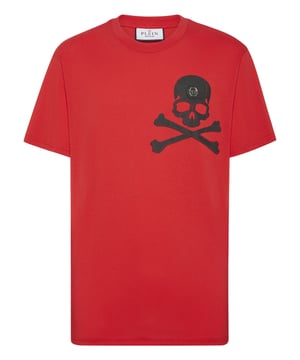 Atrevida y desenfadada, esta camiseta Skull & Bones aporta un toque icónico a la ropa informal más elevada: perfecta bajo una cazadora de cuero o en solitario para un look intrépido y refinado.    Confeccionada en algodón 100 % de primera calidad para una comodidad suave y transpirable.   El motivo de calavera de la firma añade un toque inconfundible   Corte clásico de cuello redondo con una actitud moderna   Confeccionada para una silueta limpia y estructurada   Pieza esencial para un estilo cotidiano impregnado de lujo