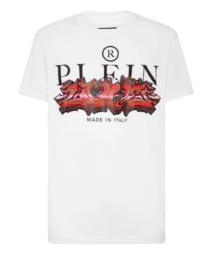 Verleihen Sie Ihren Outfits mit diesem exklusiven Baumwoll-T-Shirt einen Hauch von Einzigartigkeit. Sehen Sie sich die Details an.   Baumwoll-Jersey   The Glass Brand-Aufdruck auf der Vorderseite   PP-Sechseck auf Saffianleder-Patch an der Passe   Rippenstrick am Halsausschnitt   Zwei-Nadel-Nähte