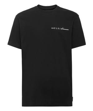 Philipp Plein is een meester in het transformeren van eenvoud in iets origineels en unieks. Zoals dit T-shirt van stretchkatoen jersey met de letterprint van het merk op de linkerborst.  Het zeshoekige logo van het Maison is op het kruis genaaid. Geribbelde halslijn. Zomen gestikt met twee naalden.