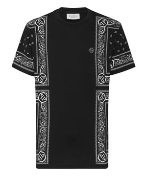 Voeg een vleugje uniciteit toe aan je outfits met dit exclusieve katoenen T-shirt. Bekijk de details.   Katoenen tricot met een geplaatste paisleyprint in Bandanna-stijl   PP Hexagon op een saffiaanleren patch is genaaid op de linkerborst   Ribgebreide hals   Stiksels met twee naalden
