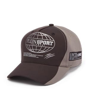 Esta gorra de béisbol Plein Sport ayuda a mejorar tu rendimiento gracias a sus materiales cómodos y transpirables.   Algodón especial con bloques de color   Letras de alta resolución impresas en la parte delantera   Etiqueta con logotipo cosida en el lateral izquierdo   Paneles reforzados y visera preformada   Acabado de ribete a juego en los orificios de ventilación   Letras bordadas en la correa de velcro ajustable