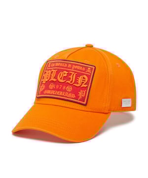 Frischen Sie Ihren Look mit der Baseballkappe mit dem ikonischen Symbol der Marke auf. Erfahren Sie mehr.   Baumwolltwill   Gestickte Marke auf dem aufgenähten Patch auf der Vorderseite   Gestickter Schriftzug auf der Rückseite   Gesticktes, verstellbares Klettband   Innennähte mit Jacquard-Logo-Band versehen.