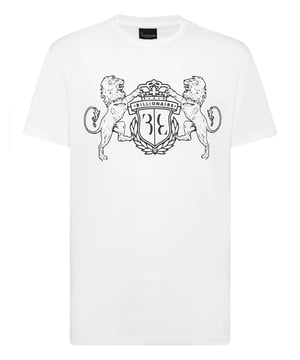 Esta camiseta de cuello redondo combina sin esfuerzo la comodidad informal con un diseño atrevido, lo que la convierte en un complemento versátil para cualquier armario. Sus intrincados detalles aportan un toque de lujo a tu día a día.   Confeccionada en algodón de primera calidad para una sensación suave y transpirable.   Presenta un elaborado diseño de emblemas para un look llamativo y sofisticado.   Silueta clásica de cuello redondo y manga corta para un atractivo atemporal.   Perfecta para combinar con vaqueros, chinos o bajo chaquetas entalladas.    Una prenda versátil para salidas informales o un estilo urbano elevado.