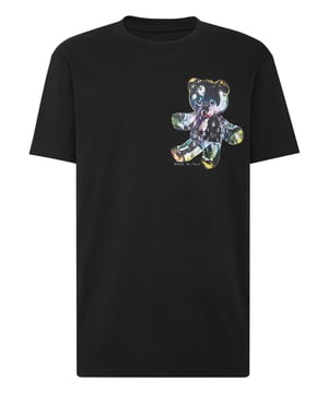 Verleihen Sie Ihren Outfits mit diesem exklusiven Baumwoll-T-Shirt einen Hauch von Einzigartigkeit. Sehen Sie sich die Details an.   Baumwoll-Jersey   Glas-Teddybär-Print auf der linken Brust   PP-Sechseck auf Safranleder-Patch auf der Passe aufgenäht   Rippenstrick am Halsausschnitt   Zwei-Nadel-Nähte