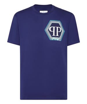 A plain T-shirt can become a must-have garment. Look at the details.   Cotton jersey   Pattern print at left chest   Logoed patch sewn on the yoke   Rib knit neckline   Two needle stitching