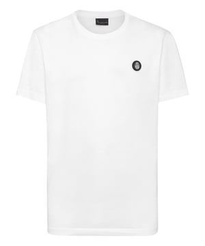 La singularidad y la personalidad suelen ir de la mano. Esta camiseta de algodón de manga corta es el ejemplo perfecto. Descubra más.  Camiseta de algodón  Escudo metálico en parche de cuero cosido en el pecho izquierdo  Escote de punto elástico  Costura a dos agujas